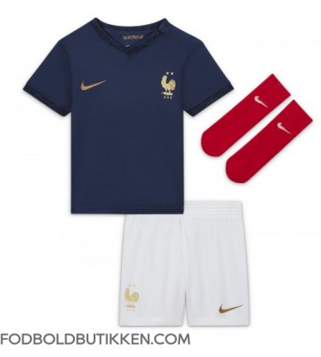 Frankrig Raphael Varane #4 Hjemmebanetrøje Børn VM 2022 Kortærmet (+ Korte bukser)